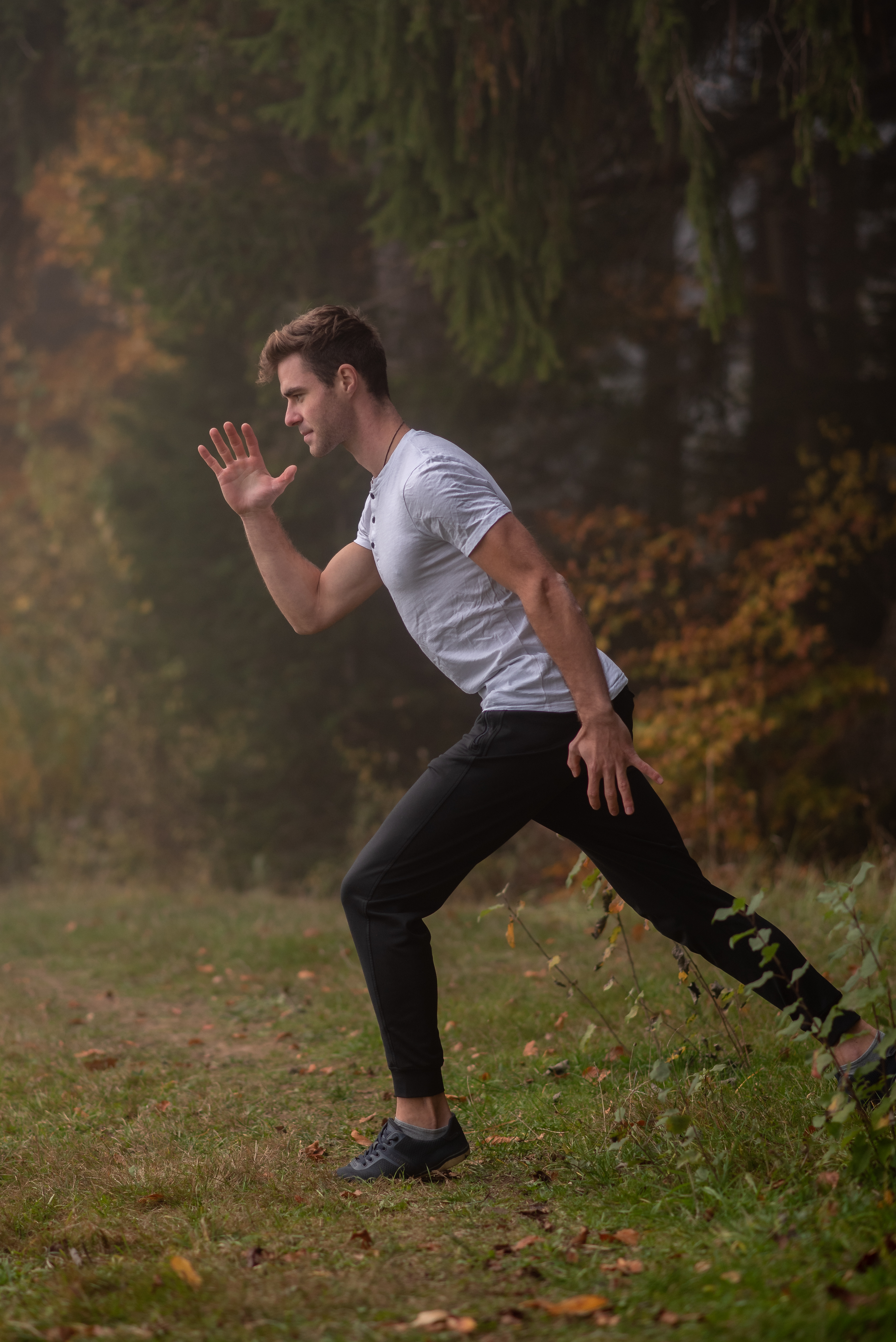 Tobias Steiner in bewusster Bewegung im Wald