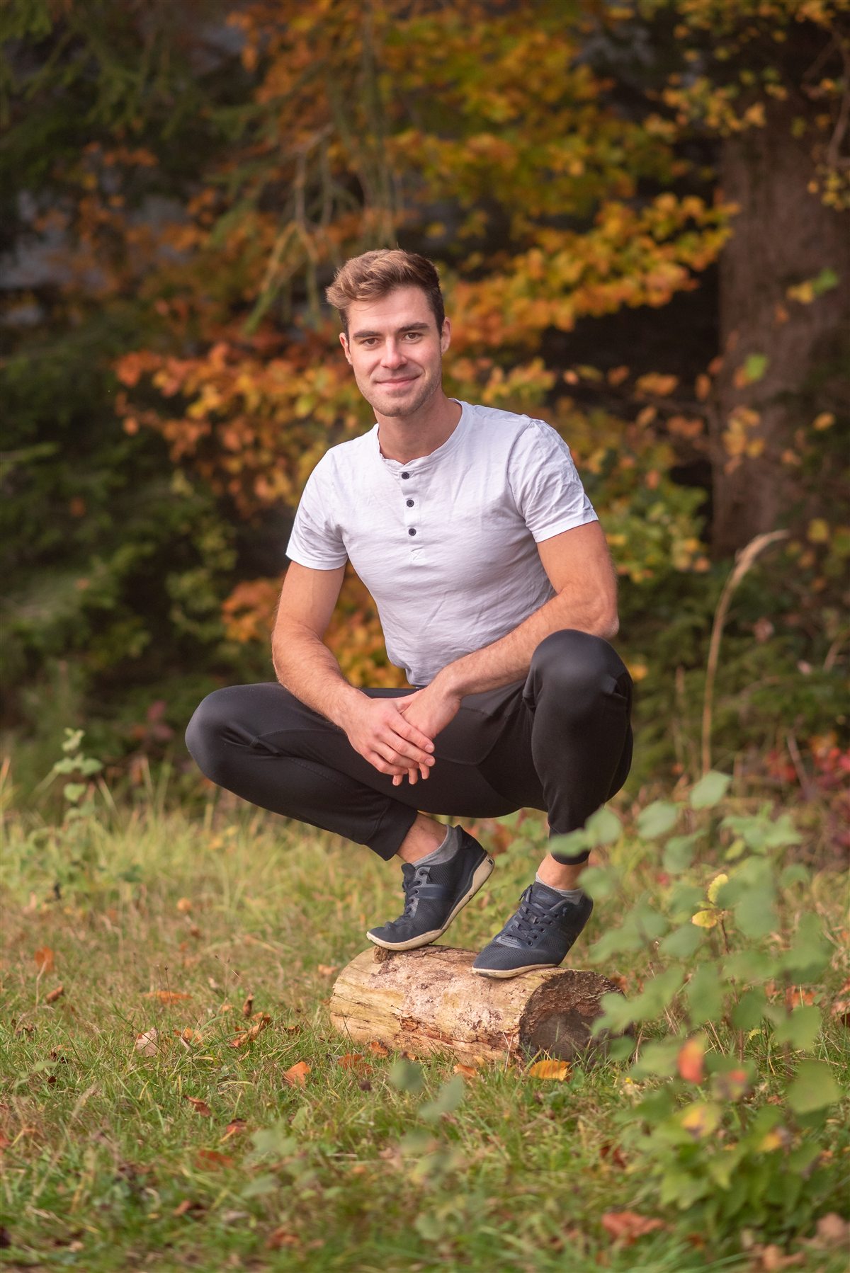 Tobias Steiner im Wald mit Fokus auf Achtsamkeit und Bewegung